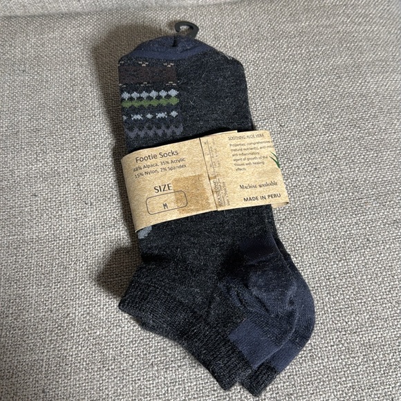 Peruvian Link Bundle - Alpaca Mother Pearl Button Cap & Socks - Picture 8 of 9